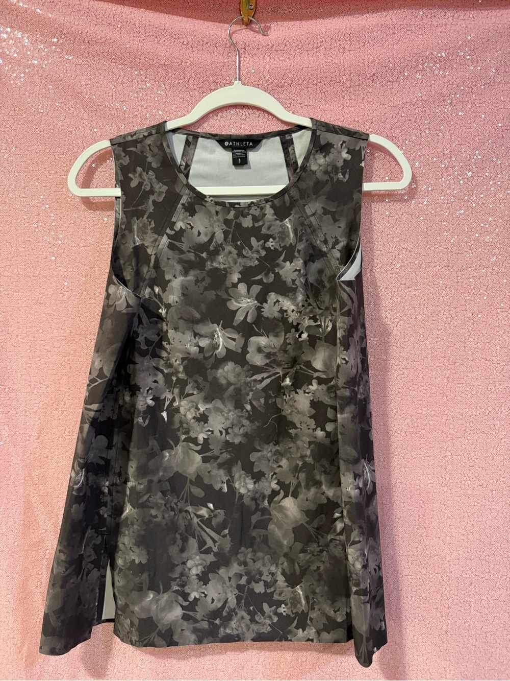 Athleta Black and Gray Floral Sleeveless Tank Top M4
